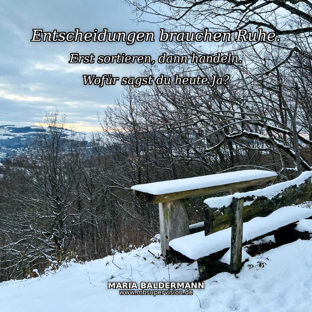Eine verschneite Sitzbank, dahinter der Blick in ein winterliches Tal. Text: Entscheidungen brauchen Ruhe. Erst sortieren, dann handeln. Wofür sagst du heute ja?