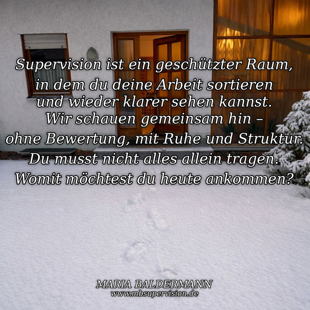 Fusspuren im Schnee führen von oder zu einem erleuchteten, geöffneten Hauseingang. Davor der Text: Supervision ist ein geschützter Raum, in dem du deine Arbeit sortieren und wieder klarer sehen kannst. Wir schauen gemeinsam hin - ohne Bewertung, mit Ruhe und Struktur. Du musst nicht alles allein tragen. Womit möchtest du heute ankommen?