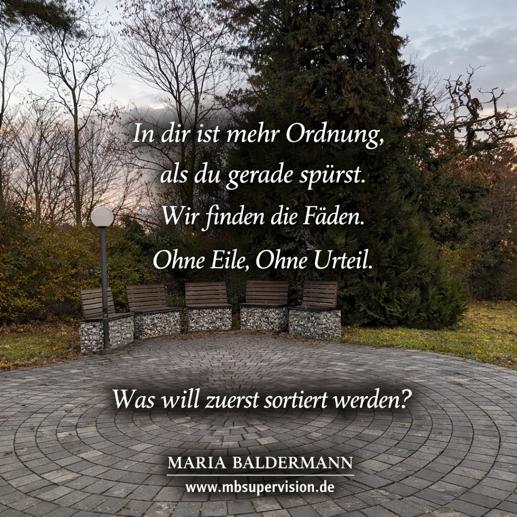 Eine Sitzgruppe an einem runden, gepflasterten Platz, dahinter Gras und einige Bäume. Davor der Text: In dir ist mehr Ordnung, als du gerade spürst. Wir finden die Fäden. Ohne Eile, Ohne Urteil. Was will zuerst sortiert werden?
