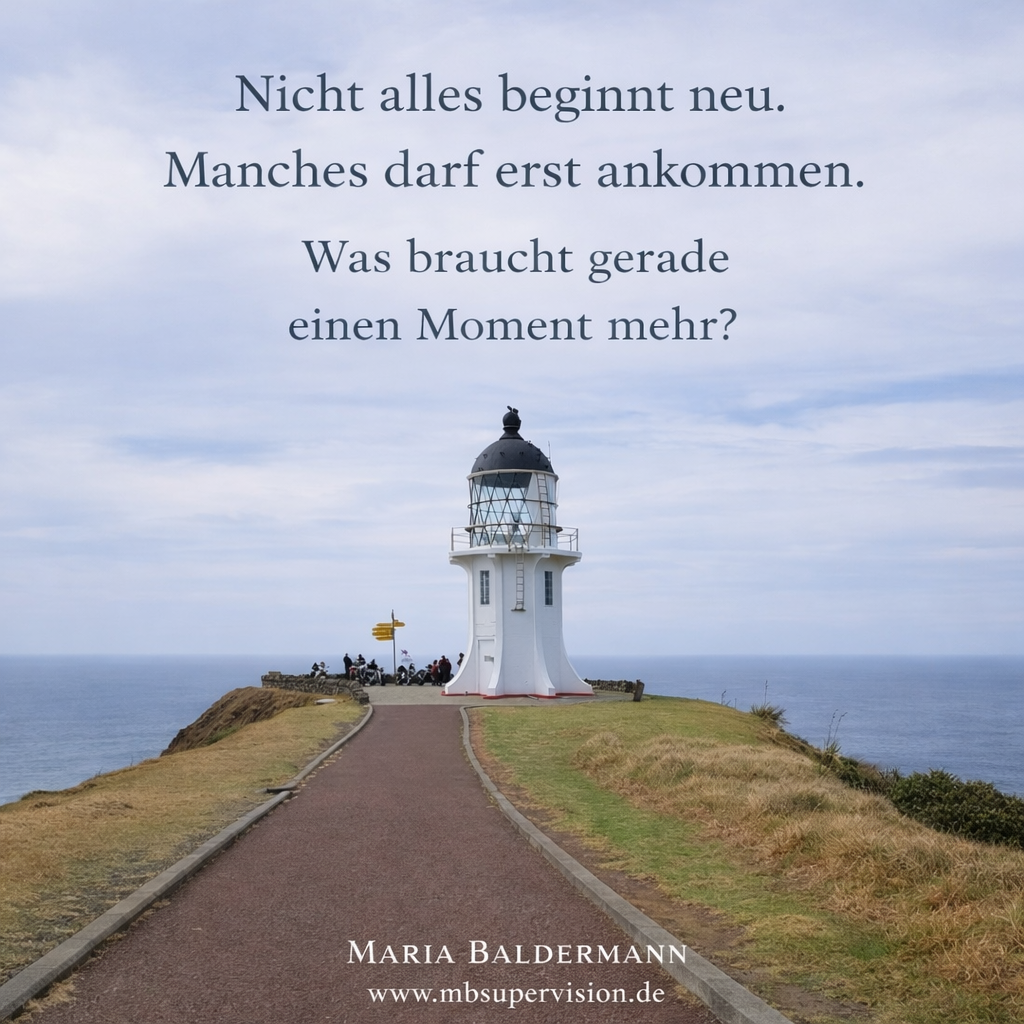 ein Leuchtturm (Cape Reinga) als Hintergrund für den Text: Nicht alles beginnt neu. Manches darf erst ankommen. Was braucht gerade einen Moment mehr?