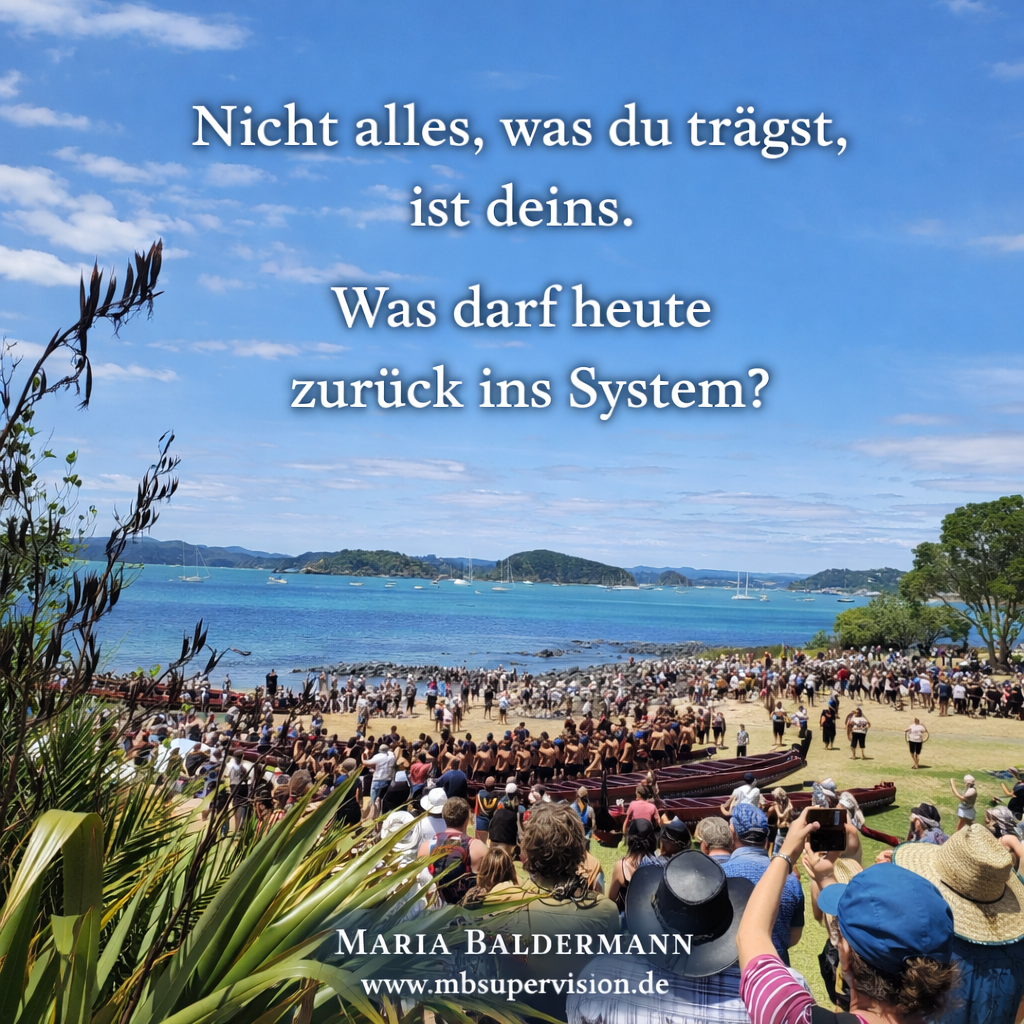 Ein Event am Strand von Waitangi als Hintergrund für den Text: Nicht alles, was du trägst, ist deins. Was darf heute zurück ins System?