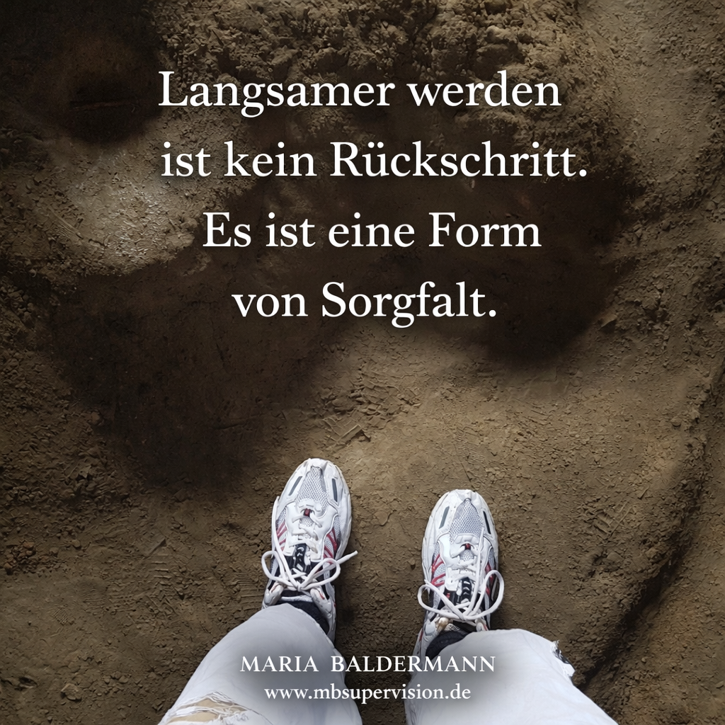 Füße stehen auf dem Boden einer Höhle. Darüber der Text: Langsamer werden ist kein Rückschritt. Es ist eine Form von Sorgfalt.