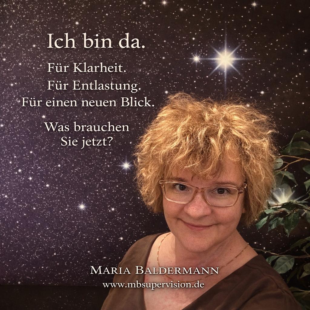 Porträt von Maria Baldermann vor einer Fototapete des Sternenhimmels. Davor der Text: Ich bin da. Für Klarheit. Für Entlastung. Für einen neuen Blick. Was brauchen Sie jetzt?