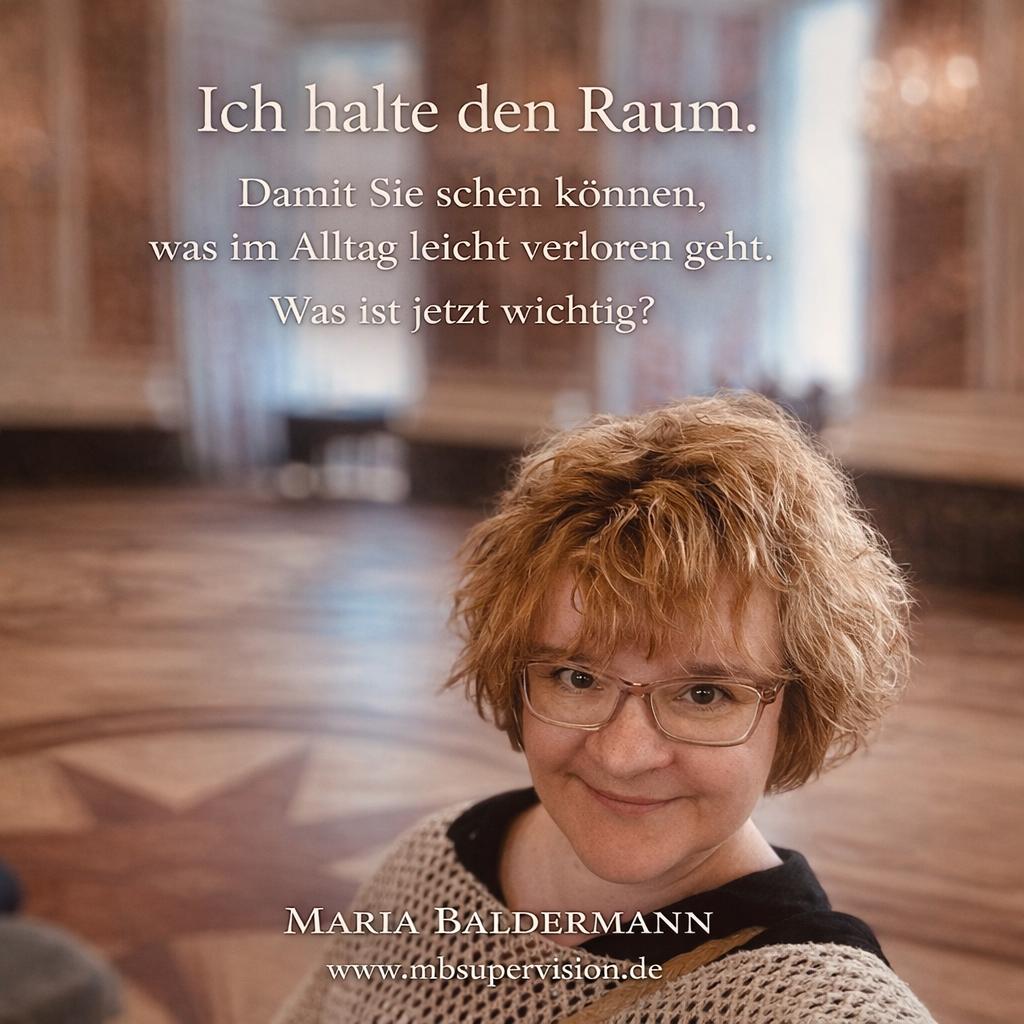 Porträt von Maria Baldermann. Davor der Text: Ich halte den Raum. Damit Sie sehen können, was im Alltag leicht verloren geht. Was ist jetzt wichtig?