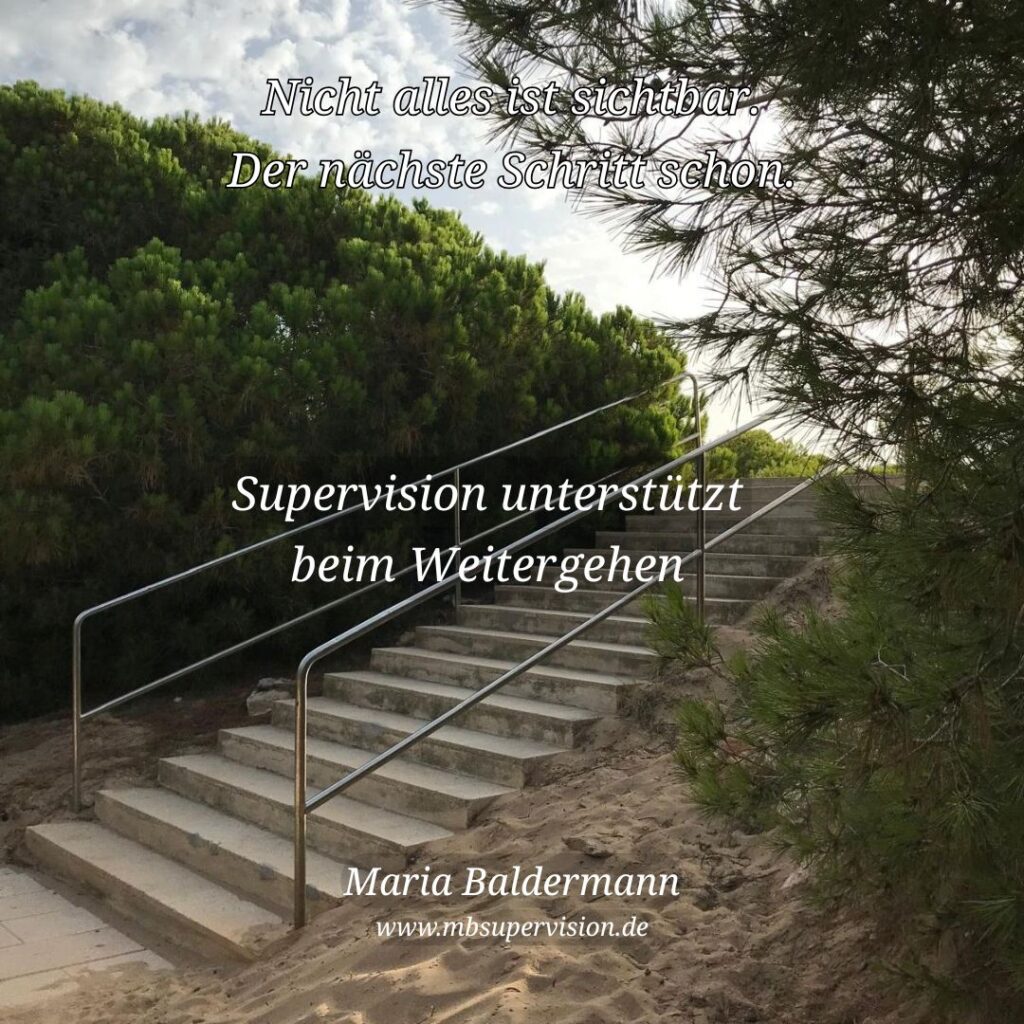 Eine Betontreppe zwischen Gebüsch auf sandigem Gelände. Text: Nicht alles ist sichtbar. Der nächste Schritt schon. Supervision unterstützt beim Weitergehen