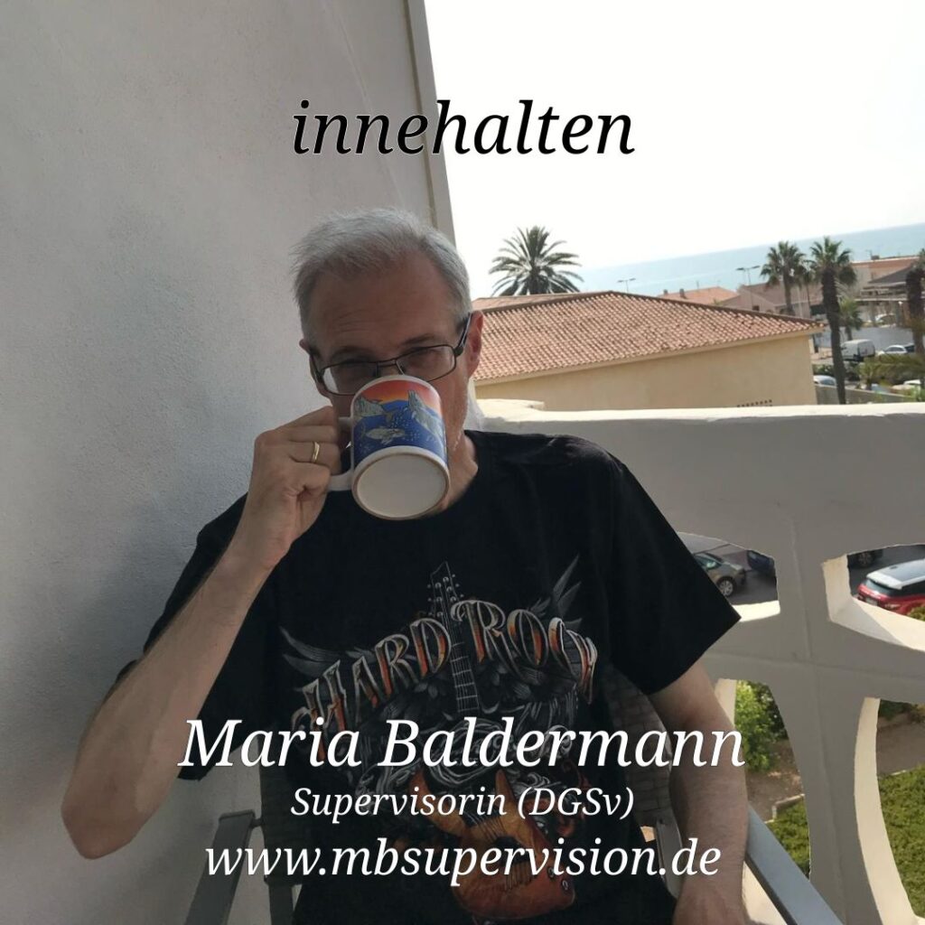 Ein Mann mit T-Shirt sitzt auf einem Balkon und hält eine Tasse vor den Mund. Im Hintergrund sind Palmen, Dächer und das Meer zu sehen. Im oberen Bereich steht der Schriftzug 'innehalten', im unteren Bereich der Name 'Maria Baldermann', die Berufsbezeichnung 'Supervisorin (DGSV)' sowie die Internetadresse ‘www.mbsupervision.de’.