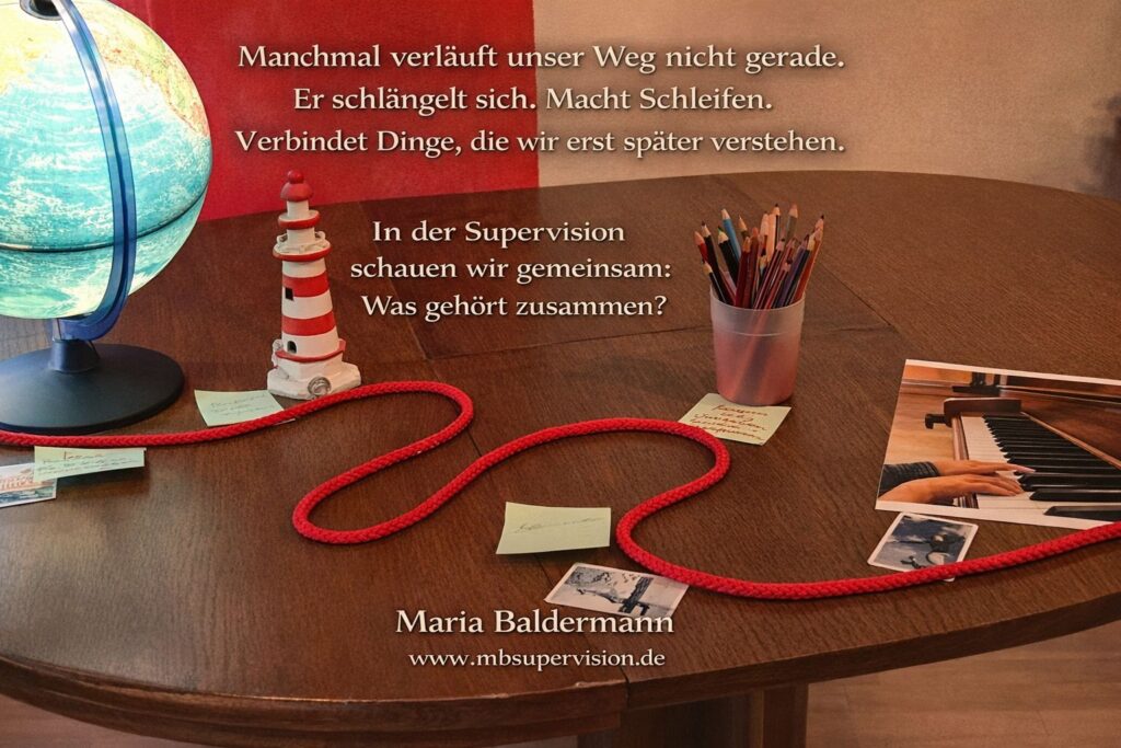 Auf einem Holztisch schlängelt sich ein Seil an einem Globus, einem Leuchtturm (Tischdekoration), einem Becher mit Stiften und Fotos vorbei. Bei jedem Gegenstand liegt auch ein Post-it. Dazu der Text: Manchmal verläuft unser Weg nicht gerade. Er schlängelt sich. Macht Schleifen. Verbindet Dinge, die wir erst später verstehen. In der Supervision schauen wir gemeinsam: Was gehört zusammen?