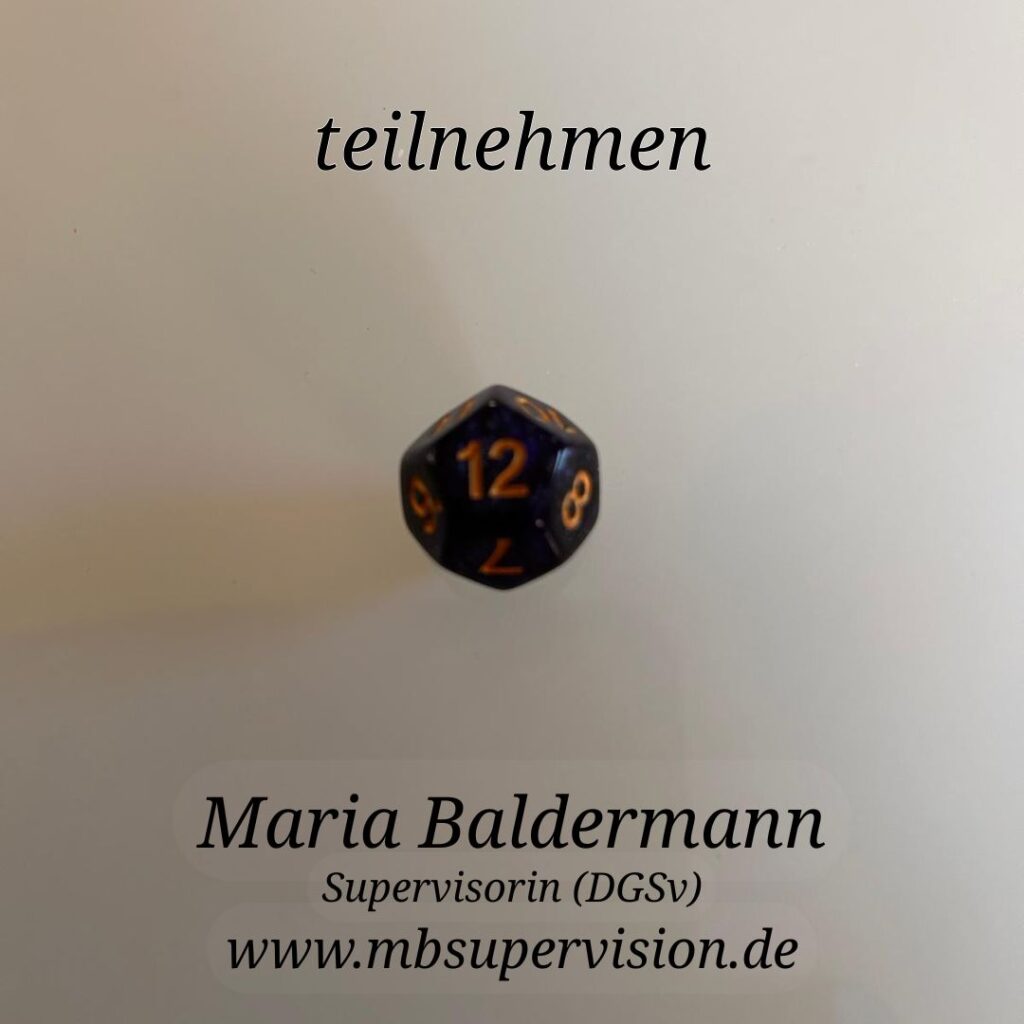 Ein zwölfflächiger Würfel mit goldenen Ziffern auf dunklem Grund zeigt die Zahl 12. Oberhalb des Würfels steht das Wort 'teilnehmen'. Unten im Bild sind der Name 'Maria Baldermann', die Berufsbezeichnung 'Supervisorin (DGSV)' und die Internetadresse 'www.mbsupervision.de' zu lesen.
