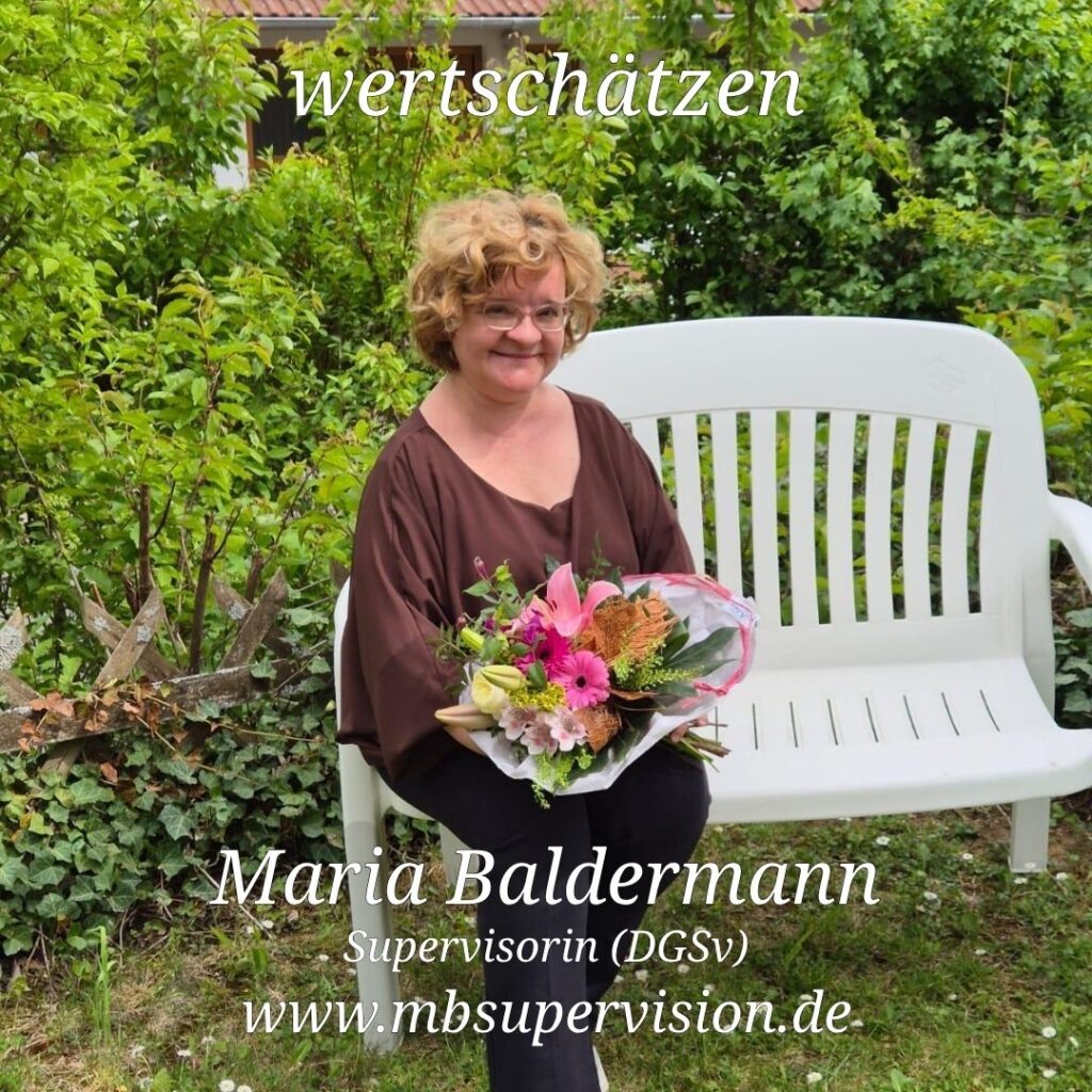 Eine Frau mit lockigen Haaren sitzt auf einer weißen Gartenbank. Sie hält einen bunten Blumenstrauß im Schoß. Im Hintergrund sind grüne Sträucher zu sehen. Oben steht das Wort 'wertschätzen'. Unten im Bild sind der Name 'Maria Baldermann', die Berufsbezeichnung 'Supervisorin (DGSV)' und die Internetadresse 'www.mbsupervision.de' zu lesen.
