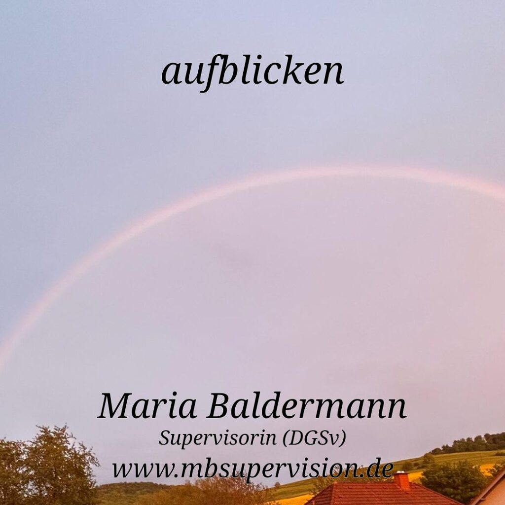 Ein blasser Regenbogen wölbt sich über einen hellen Himmel. Im unteren Bildbereich sind Bäume, Felder und Hausdächer zu erkennen. Im oberen Bereich steht mittig das Wort 'aufblicken'. Unten im Bild sind der Name 'Maria Baldermann', die Berufsbezeichnung 'Supervisorin (DGSV)' und die Internetadresse 'www.mbsupervision.de' zu lesen.