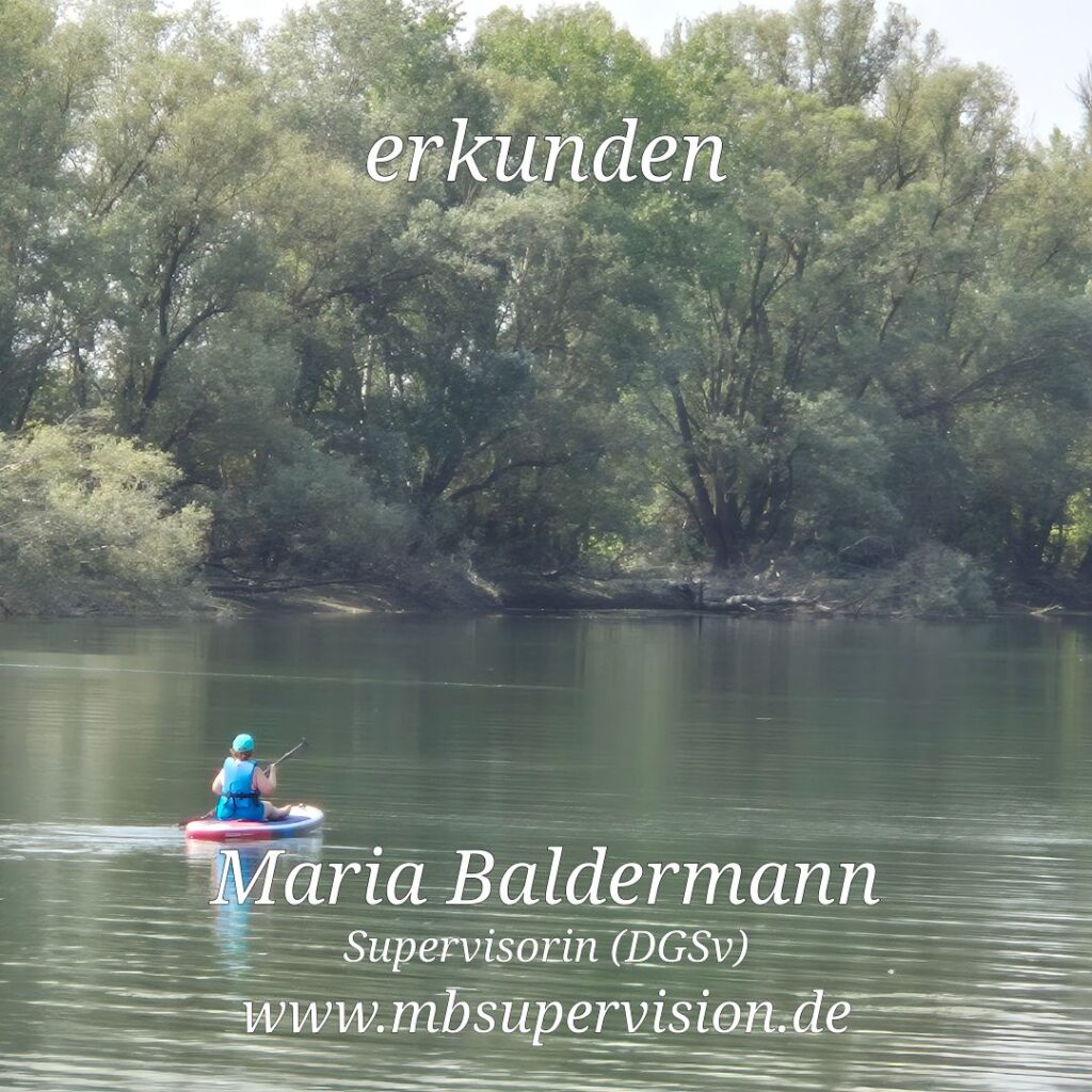 Eine einzelne Person mit blauer Kleidung und Helm paddelt in einem roten Kajak auf einem ruhigen Fluss. Im Hintergrund stehen dichte grüne Bäume am Ufer. Im oberen Bereich steht mittig das Wort 'aufblicken'. Unten im Bild sind der Name 'Maria Baldermann', die Berufsbezeichnung 'Supervisorin (DGSV)' und die Internetadresse 'www.mbsupervision.de' zu lesen.