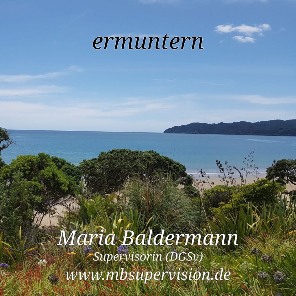 Im Vordergrund wachsen verschiedene grüne Pflanzen und Sträucher. Dahinter erstreckt sich ein Sandstrand, der sanft ins ruhige, blaue Meer übergeht. Am Horizont ist eine bewaldete Landzunge zu sehen. Der Himmel ist leicht bewölkt und hell. Im oberen Bildbereich steht der Schriftzug 'ermuntern'. Unten im Bild sind der Name 'Maria Baldermann', die Berufsbezeichnung 'Supervisorin (DGSV)' und die Internetadresse 'www.mbsupervision.de' zu lesen.
