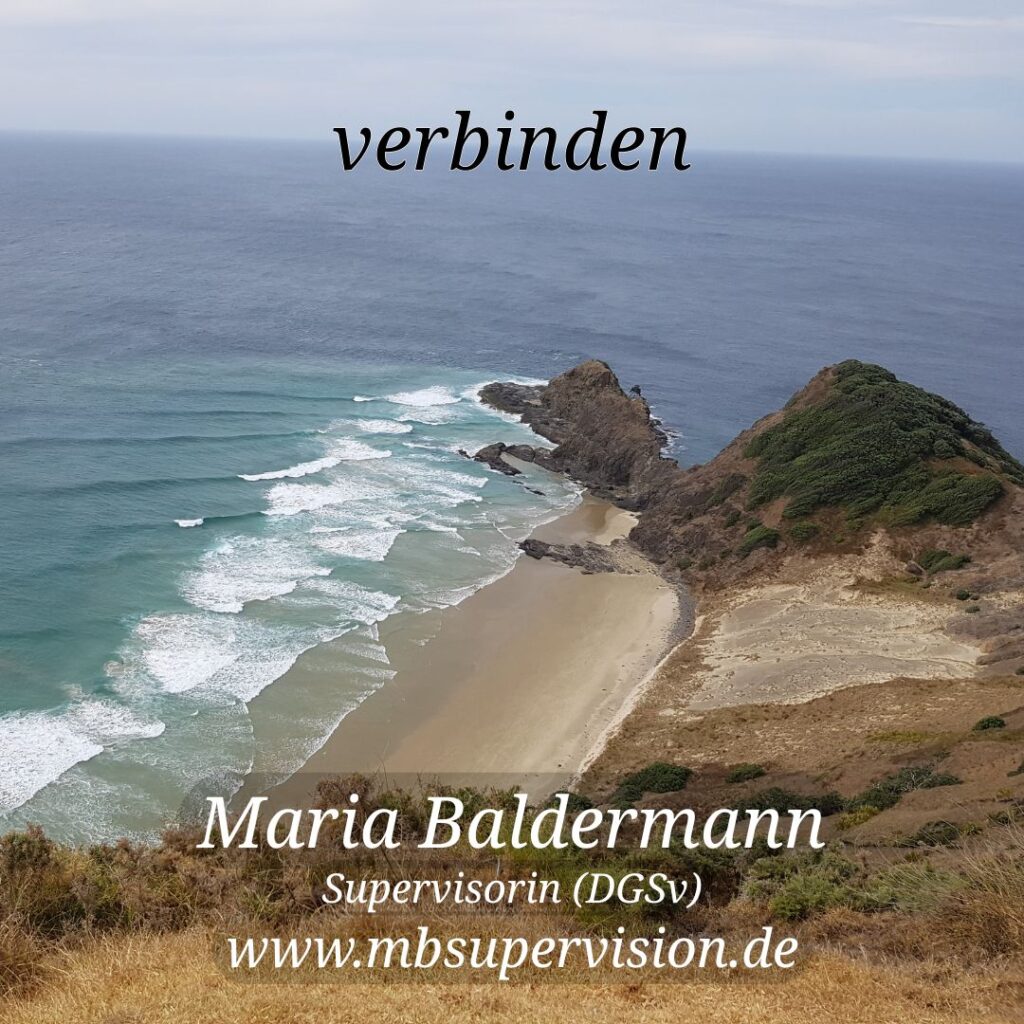 Das Bild zeigt Strand und Felsen von Cape Reinga, wo indischer und pazifischer Ozean zusammenkommen. Im oberen Bereich steht mittig das Wort 'verbinden'. Unten im Bild sind der Name 'Maria Baldermann', die Berufsbezeichnung 'Supervisorin (DGSV)' und die Internetadresse 'www.mbsupervision.de' zu lesen.