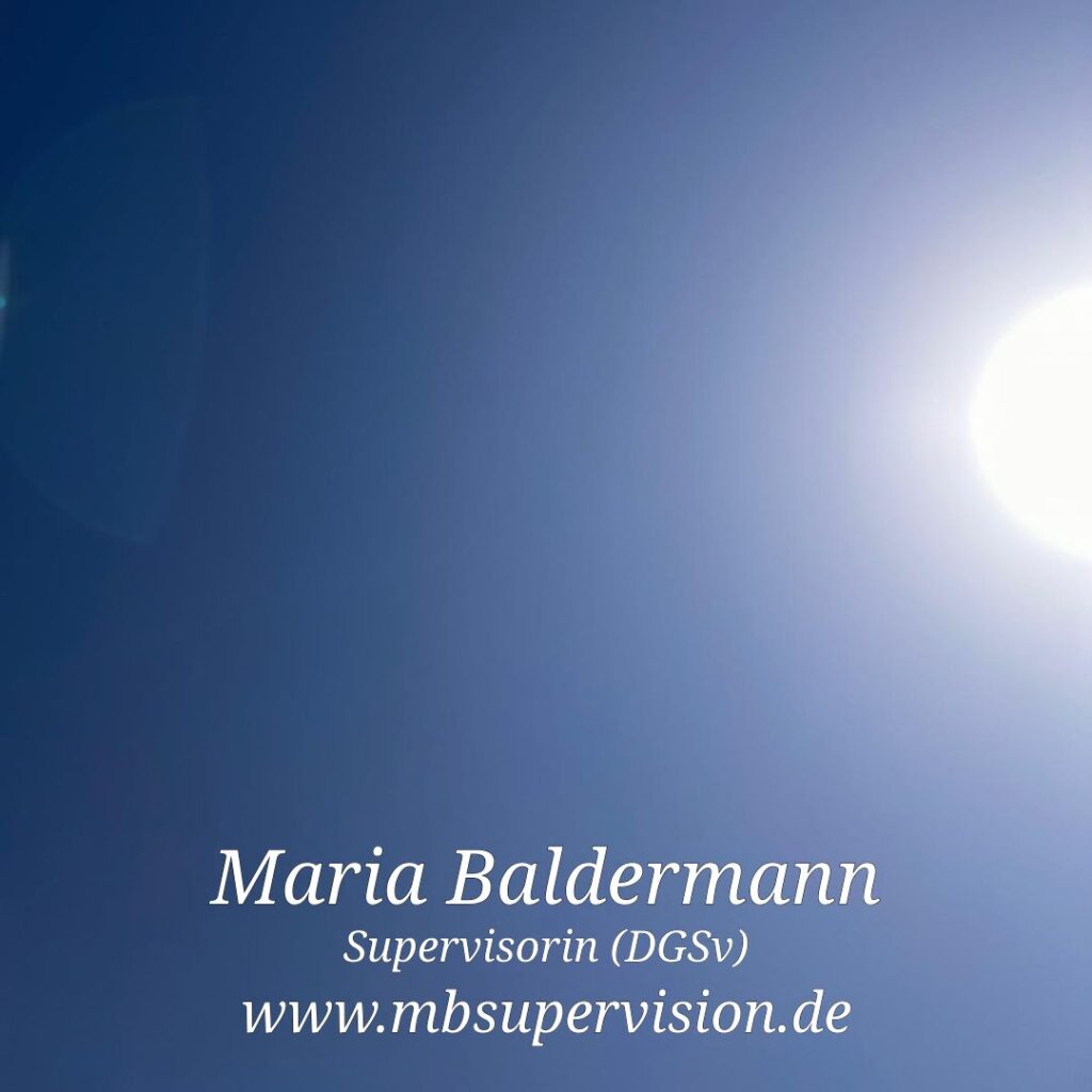 Eine helle Sonne steht am rechten Bildrand vor wolkenlosem, tiefblauem Himmel. Unten im Bild sind der Name 'Maria Baldermann', die Berufsbezeichnung 'Supervisorin (DGSV)' und die Internetadresse 'www.mbsupervision.de' in weißer Schrift zu lesen.