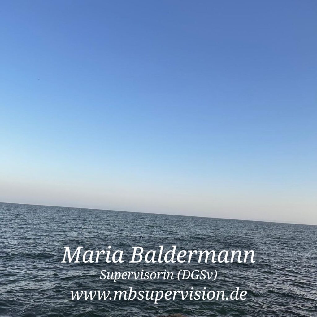 Horizont über ruhiger See unter klarem Himmel. Unten im Bild sind der Name 'Maria Baldermann', die Berufsbezeichnung 'Supervisorin (DGSV)' und die Internetadresse 'www.mbsupervision.de' zu lesen.