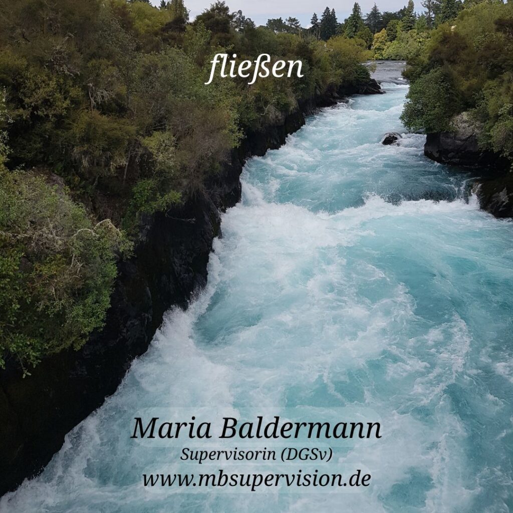 Breiter, türkisfarbener Fluss mit starker Strömung fließt durch eine von dichten, grünen Bäumen gesäumte Landschaft. Im oberen Bildbereich steht mittig das Wort 'fließen'. Im unteren Bereich sind der Name 'Maria Baldermann', die Berufsbezeichnung 'Supervisorin (DGSV)' und die Internetadresse 'www.mbsupervision.de' zu lesen.