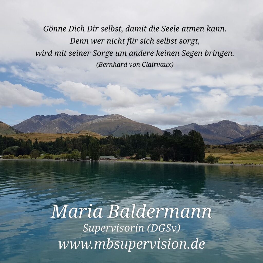Im Vordergrund spiegelt sich ein türkisfarbener See, dahinter erstreckt sich eine grüne Uferlandschaft mit Bäumen. Im Hintergrund ragen bewaldete und felsige Berge unter einem bewölkten Himmel auf. Oben steht ein Zitat in schwarzer Schrift: 'Gönne Dich Dir selbst, damit die Seele atmen kann. Denn wer nicht für sich selbst sorgt, wird mit seiner Sorge um andere keinen Segen bringen. (Bernhard von Clairvaux)'. Unten im Bild sind in weißer Schrift der Name 'Maria Baldermann', die Berufsbezeichnung 'Supervisorin (DGSV)' und die Internetadresse 'www.mbsupervision.de' zu lesen.