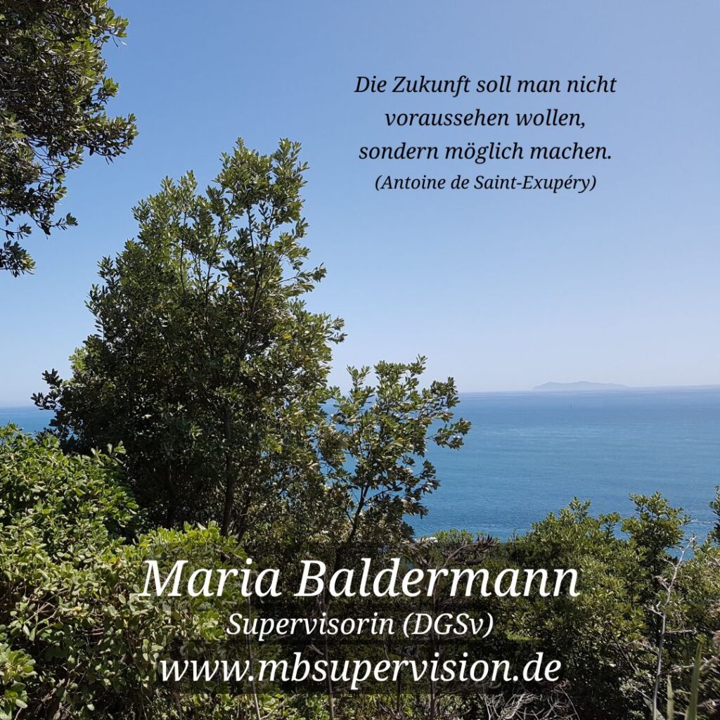 Im Vordergrund stehen dichte grüne Bäume und Sträucher, dahinter öffnet sich der Blick auf das blaue Meer und einen klaren Himmel. Oben rechts ist ein Zitat in dunkler Schrift zu lesen: 'Die Zukunft soll man nicht voraussehen wollen, sondern möglich machen. (Antoine de Saint-Exupéry)'. Unten im Bild sind in weißer Schrift der Name 'Maria Baldermann', die Berufsbezeichnung 'Supervisorin (DGSV)' und die Internetadresse 'www.mbsupervision.de' zu lesen.