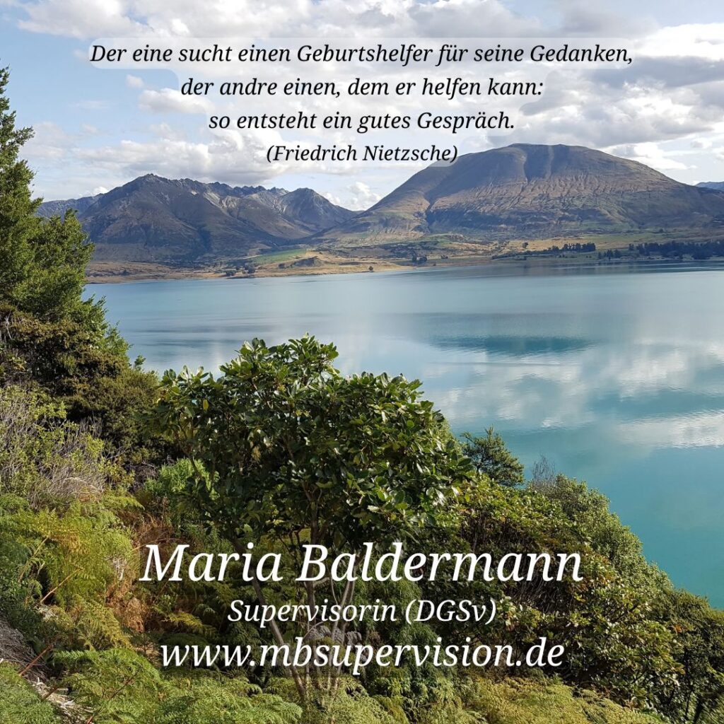 Landschaft mit See, Bergen und bewölktem Himmel, im oberen Bereich ein Zitat: 'Der eine sucht einen Geburtshelfer für seine Gedanken, der andre einen, dem er helfen kann: so entsteht ein gutes Gespräch.' Unten im Bild sind der Name 'Maria Baldermann', die Berufsbezeichnung 'Supervisorin (DGSV)' und die Internetadresse 'www.mbsupervision.de' zu lesen.