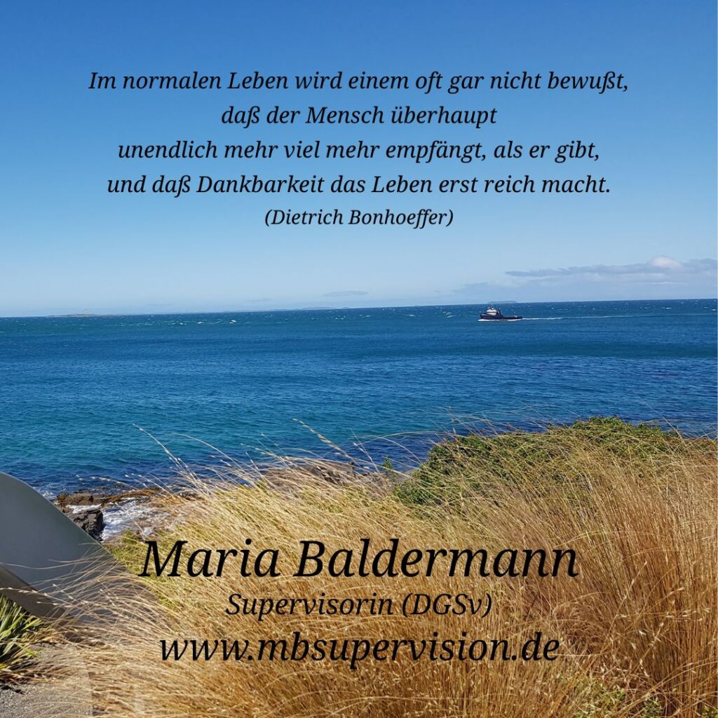 Meer mit blauem Himmel, im Vordergrund Strandgras. Im oberen Bildteil ist ein Zitat eingeblendet: 'Im normalen Leben wird einem oft gar nicht bewußt, daß der Mensch überhaupt unendlich mehr viel mehr empfängt, als er gibt, und daß Dankbarkeit das Leben erst reich macht. (Dietrich Bonhoeffer)'. Unten im Bild sind der Name 'Maria Baldermann', die Berufsbezeichnung 'Supervisorin (DGSV)' und die Internetadresse 'www.mbsupervision.de' zu lesen.